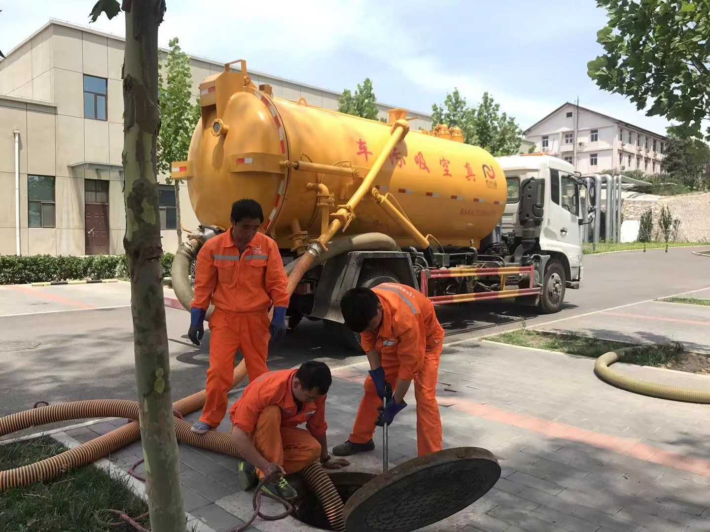 玉山管道疏通车停在窨井附近