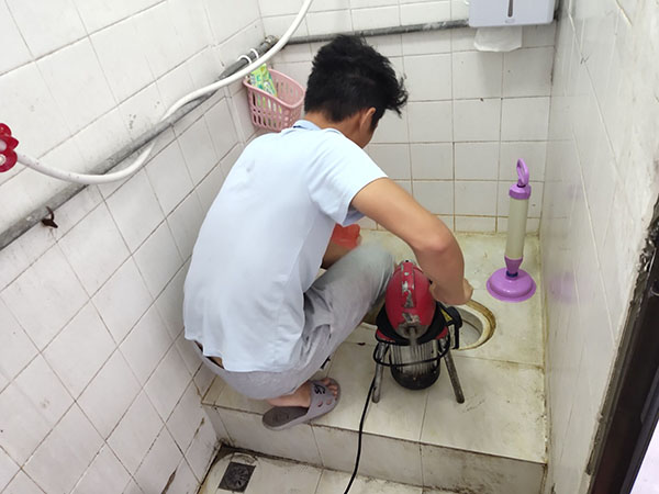 玉山管道堵塞冒臭气 专业师傅现场解决问题